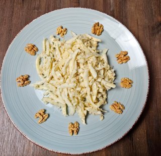 Pastinaken-Salat mit Nüssen