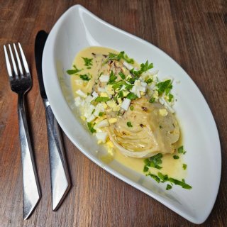 Spitzkohl im Backofen mit Senfsoße und Ei