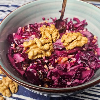 Rotkohlsalat mit Walnüssen