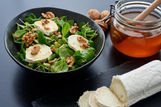 Feldsalat mit Ziegenkäse und Honig