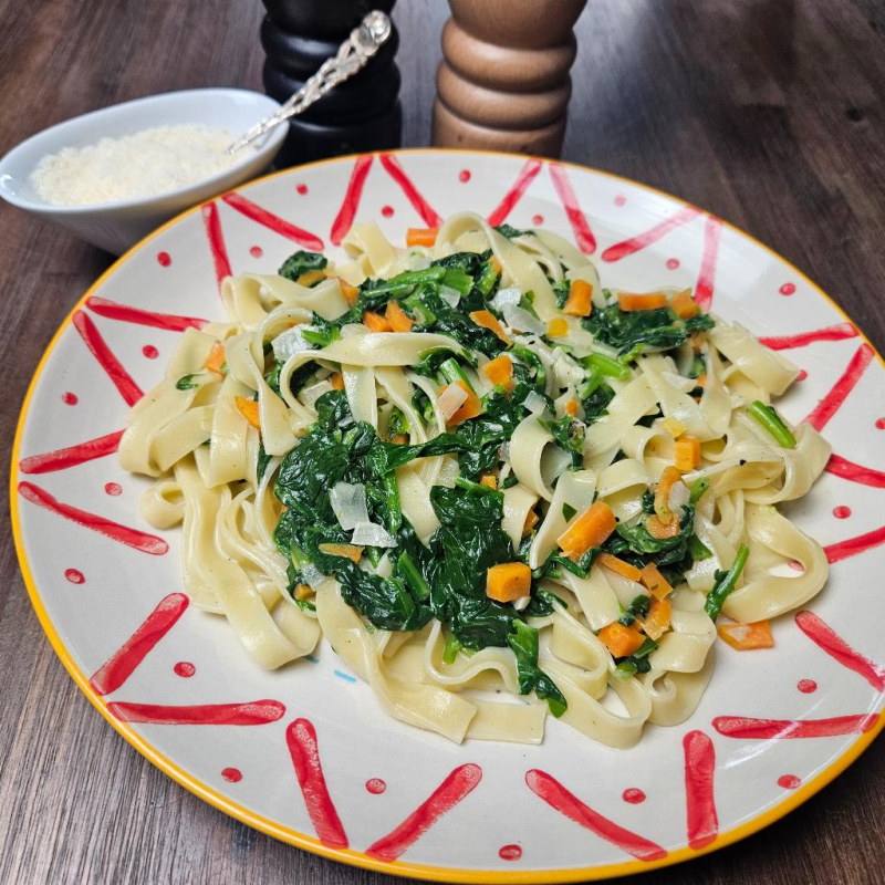 Tagliatelle mit Möhren und Spinat