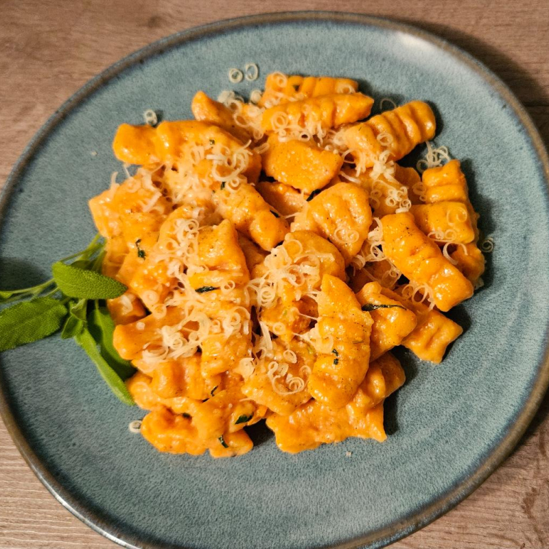Süßkartoffel-Gnocchi in Salbeibutter geschwenkt