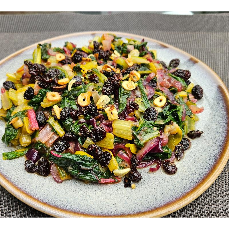 Mangold mit Rosinen und gebratenem Knoblauch