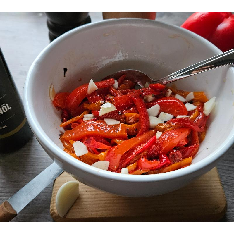 Paprika in Olivenöl und Knoblauch eingelegt