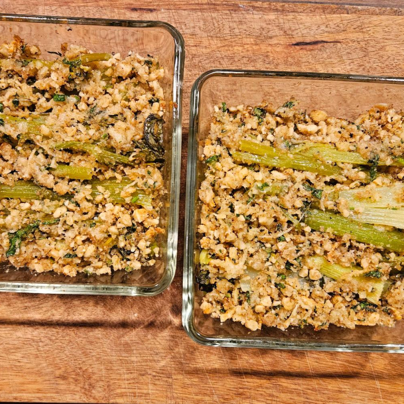 Staudensellerie überbacken mit Käse-Walnuss-Kruste