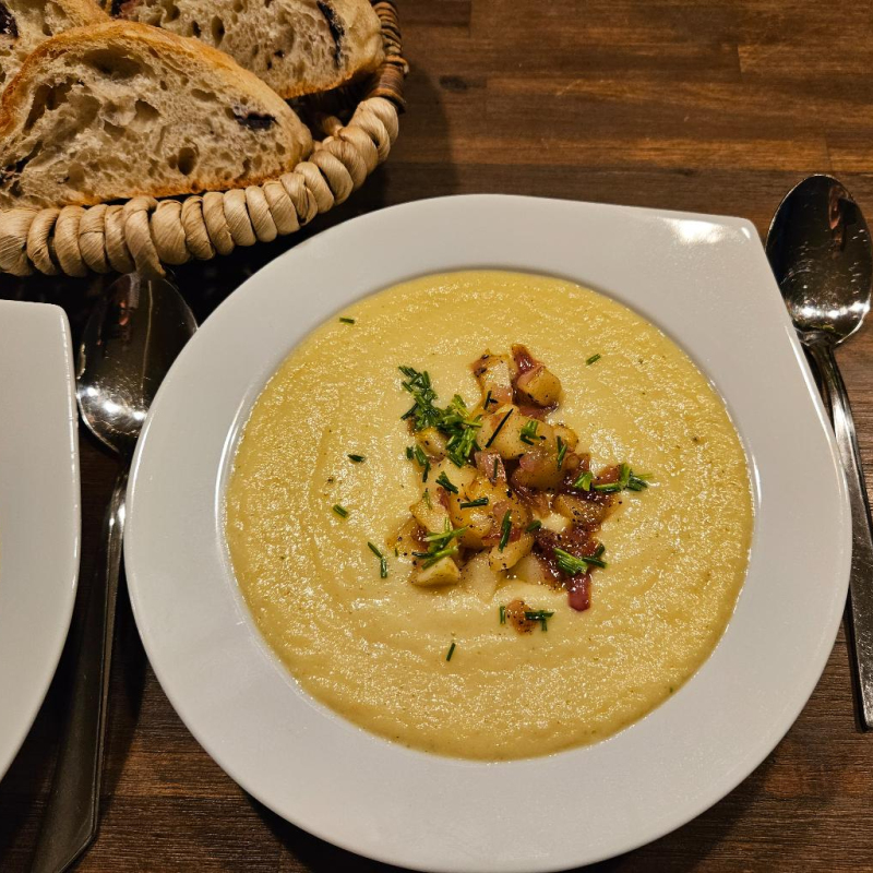 Pastinaken-Sahne-Suppe mit karamellisierten Zwiebe