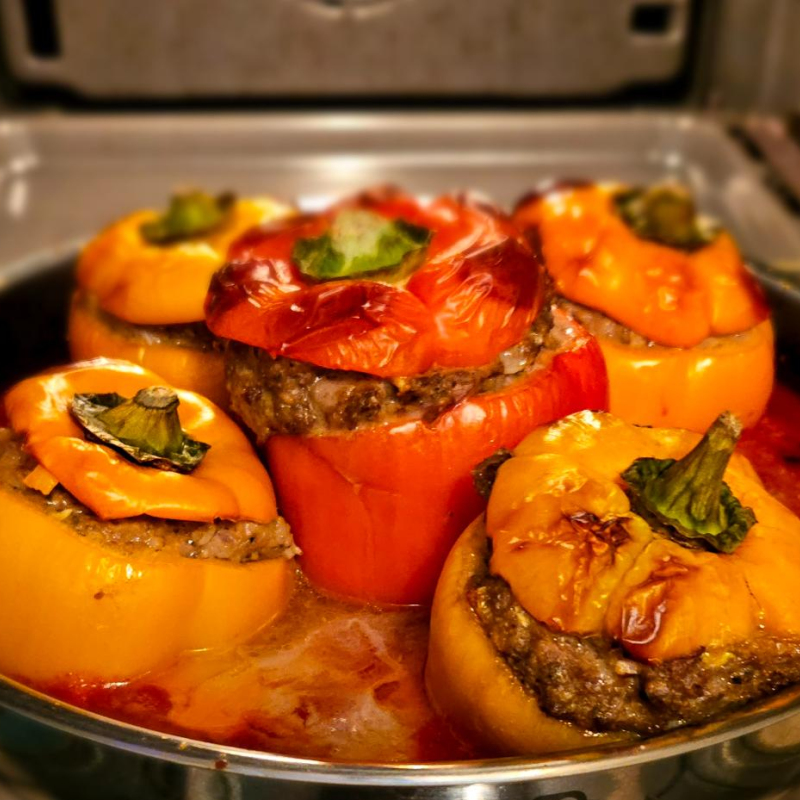 Gefüllte Paprika mit Hackfleisch und Tomatensauce