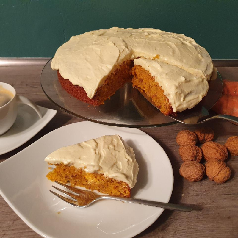 Süßkartoffelkuchen mit Frischkäsetopping