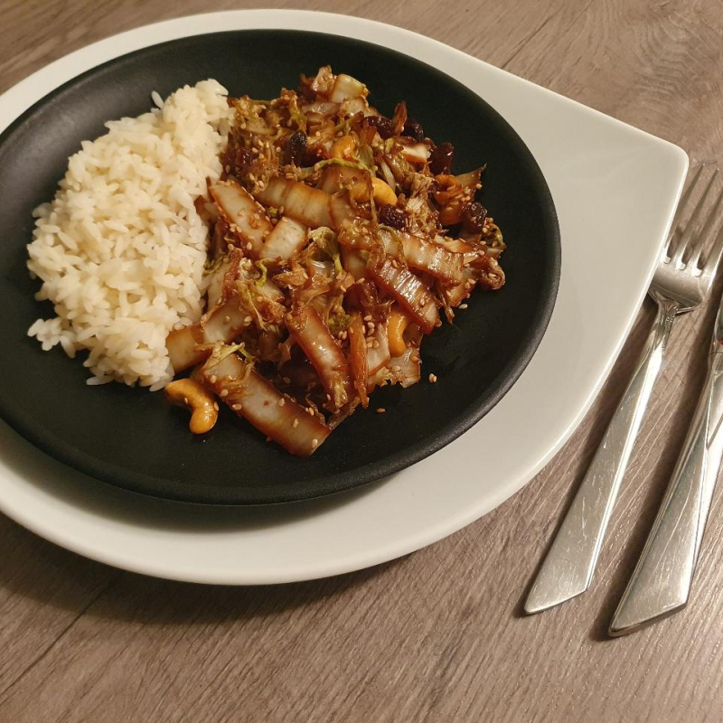 Chinakohl angebraten, mit Rosinen und Cashewnüssen