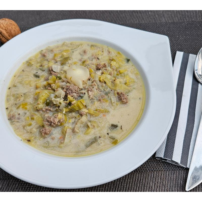 Porree-Suppe mit Hackfleisch und Käse