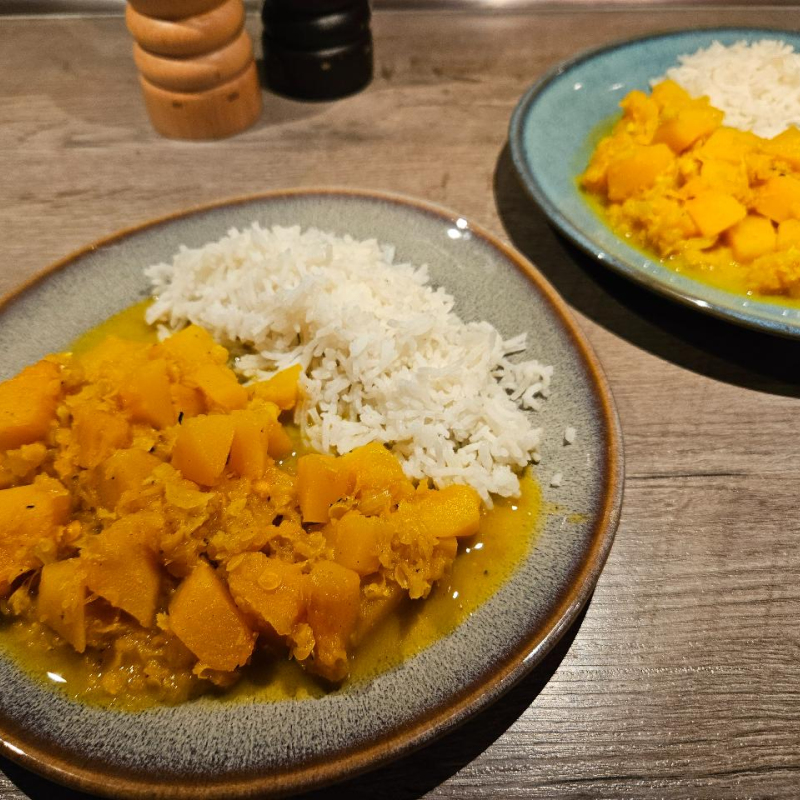Butternut-Kürbis mit Curry, Linsen und Reis/vegan