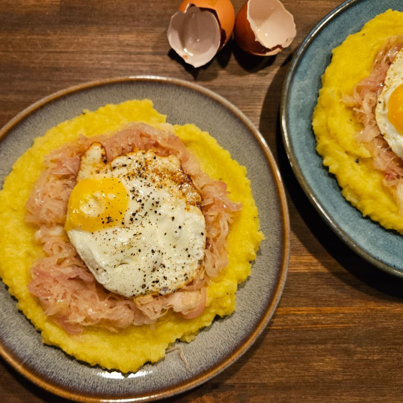 Sauerkraut-Zwiebeln auf Kartoffelpüree mit Spiegel