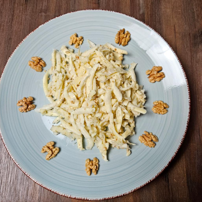 Pastinaken-Salat mit Nüssen