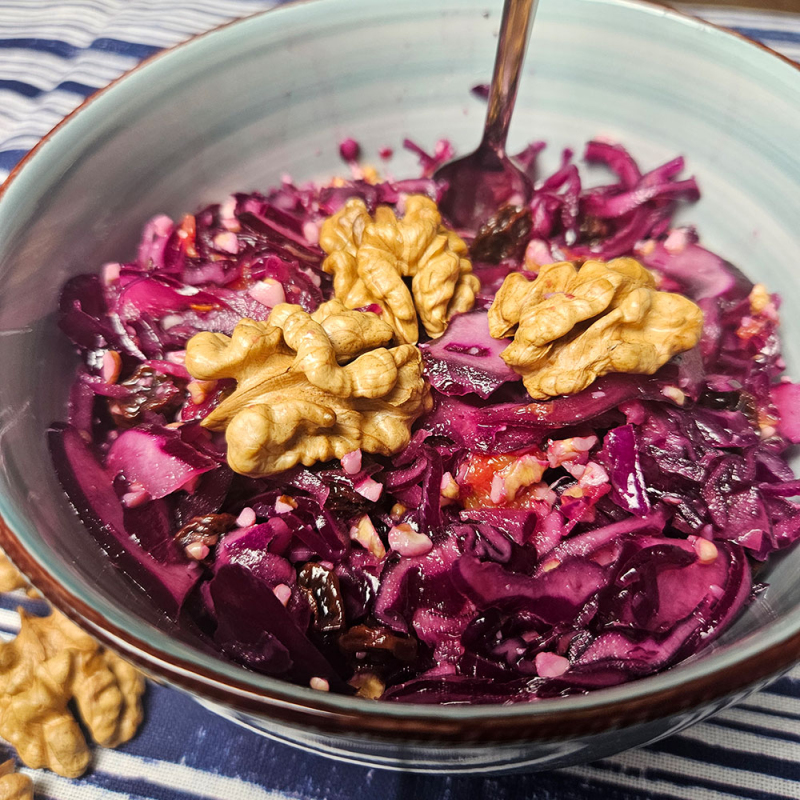 Rotkohlsalat mit Walnüssen