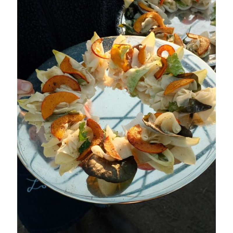 Chicorée-Schiffchen mit Gurke und Kürbis