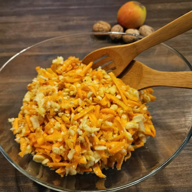 Möhren-Apfel-Salat mit Walnüssen