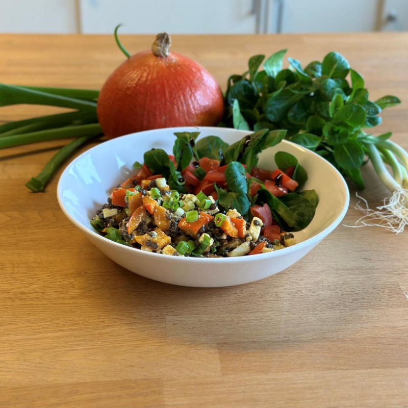 Salat mit Belugalinsen, Ofenkürbis und Feta