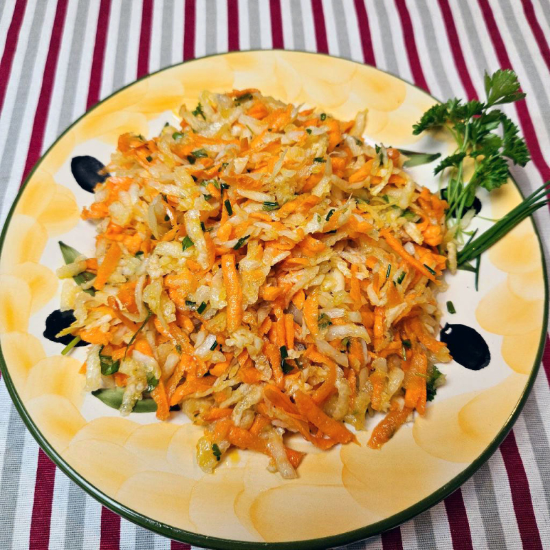 Schwarzer Rettich-Salat mit Möhren