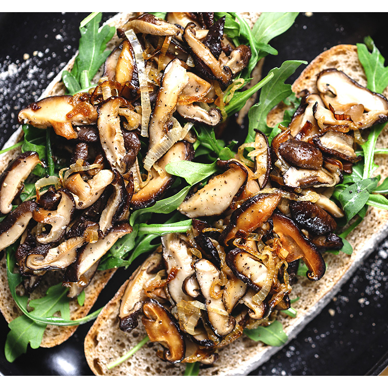 geröstete Pilze auf frischem Bauernbrot